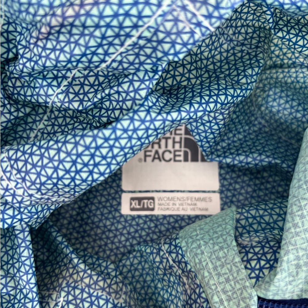 Women’s North Face rain jacket. - Picture 4 of 8